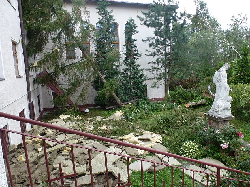 Gniezno: klasztor sióstr karmelitanek poważnie uszkodzony po nawałnicy - zdjęcie w treści artykułu nr 1