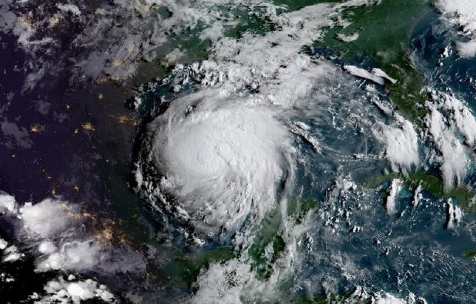 USA: huragan Harvey zbliża się do Teksasu i przybiera na sile. Ewakuowanych jest tysiące ludzi