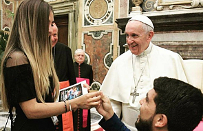 Papieskie zaręczyny! Oświadczył się jej przy papieżu. Powiedziała: "tak" [WIDEO]