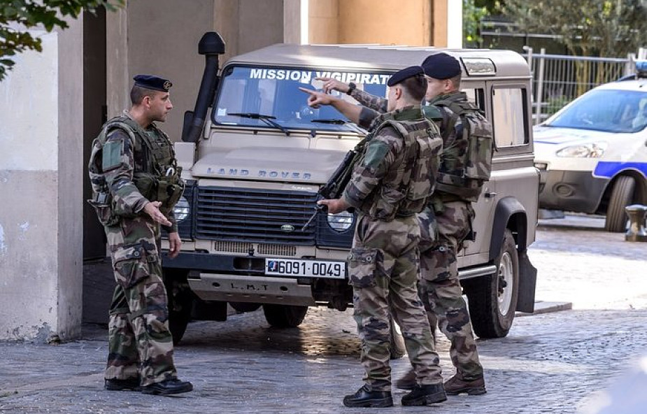 Francja: pod Paryżem samochód wjechał w żołnierzy; 6 rannych