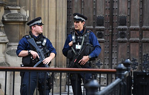 W. Brytania: policja przeszukuje dom w Surrey w związku z atakiem w metrze
