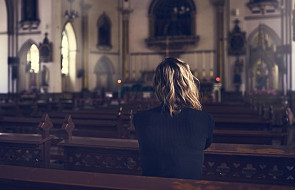 Parafianka skarżyła się, że w kościele siedzi prostytutka. Reakcja księdza wywołała jej oburzenie