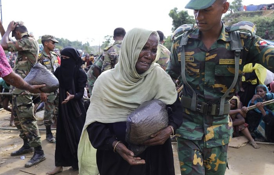 Kardynał odwiedził obóz dla muzułmańskich uchodźców Rohingya. "Dotknąłem ran Chrystusa"