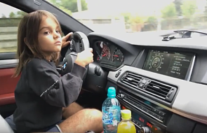 Mała dziewczynka pomaga tacie kierować samochodem [WIDEO]