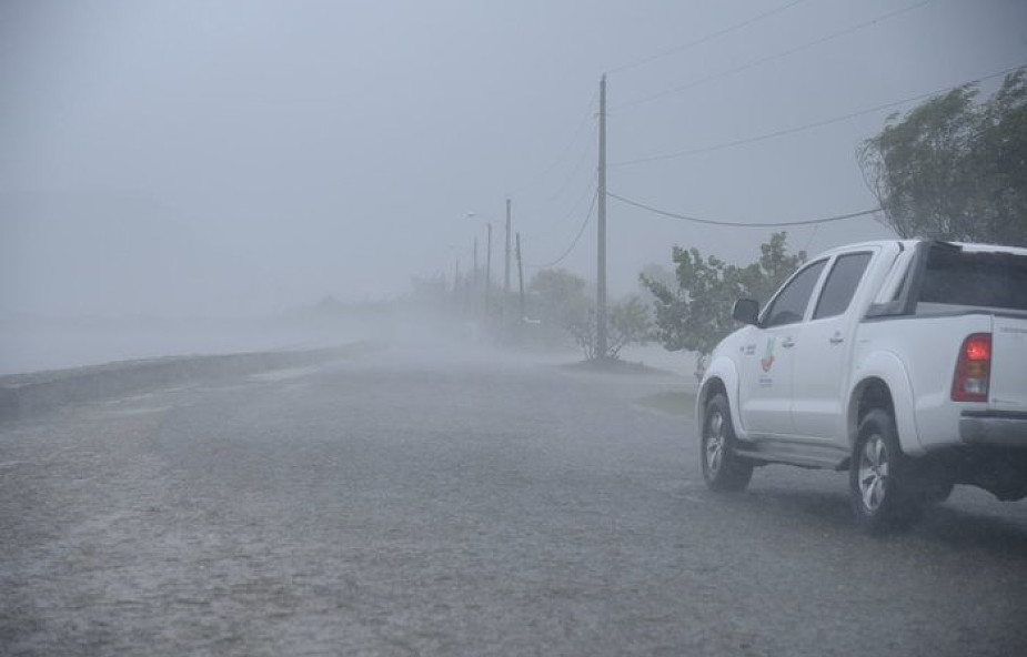 Huragan "Irma" pustoszy wyspy Turks i Caicos i podąża w kierunku Florydy