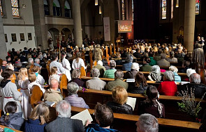 Biskupi zakazali "znaku pokoju", a rząd organizowania jakichkolwiek religijnych zgromadzeń