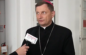 Bp Zadarko: papież i biskupi nie wzywają do niekontrolowanego przyjmowania uchodźców