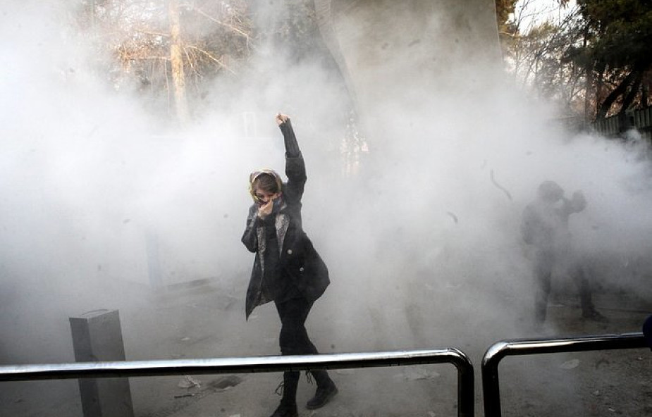 Iran: trwają zamieszki przeciw władzom. Od soboty aresztowano co najmniej 450 demonstrantów