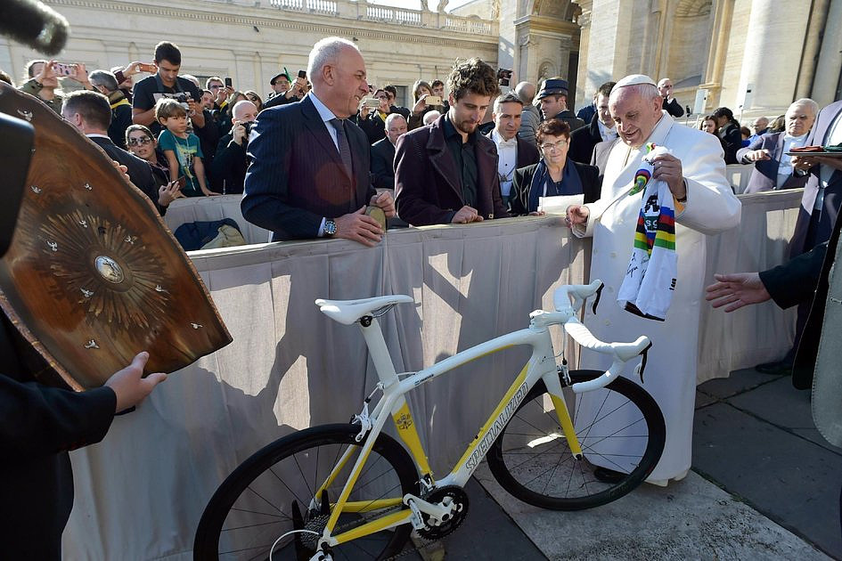 Słowacki mistrz świata w kolarstwie podarował papieżowi prezent - zdjęcie w treści artykułu