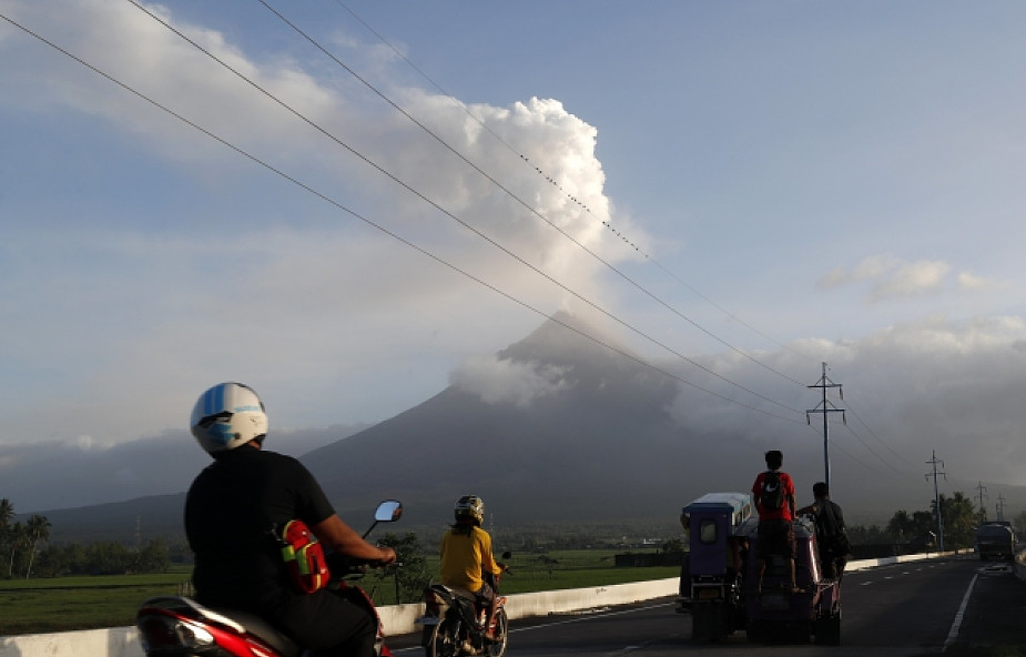 Filipiny: ewakuowano 80 tys. ludzi. "Chmura popiołu z wulkanu osiągnęła już wysokość 5 km"