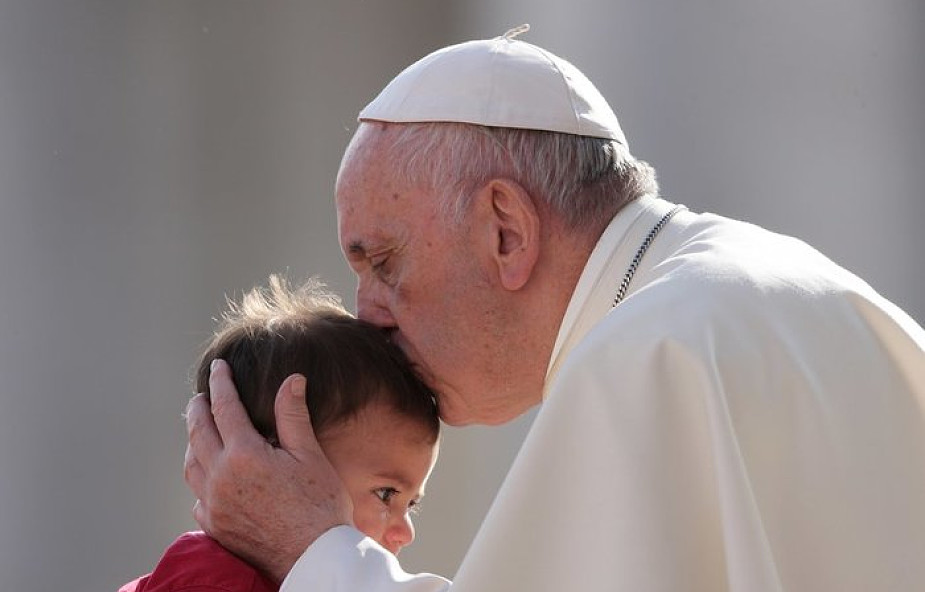 Papież ochrzcił 34 dzieci w Kaplicy Sykstyńskiej