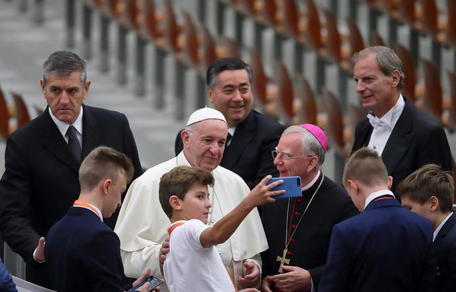 Młodzi z Krakowa z arcybiskupem i kardynałem na audiencji u papieża. Franciszek: bądźcie wierni Chrystusowi!