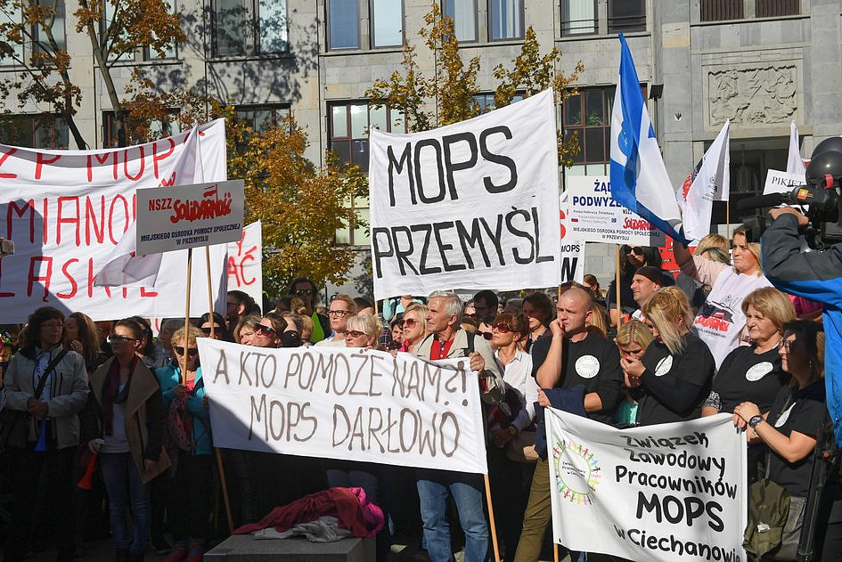 Warszawa: protest pracowników pomocy społecznej przed MRPiPS - zdjęcie w treści artykułu