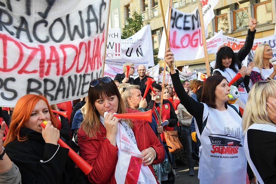Warszawa: protest pracowników pomocy społecznej przed MRPiPS - zdjęcie w treści artykułu nr 1