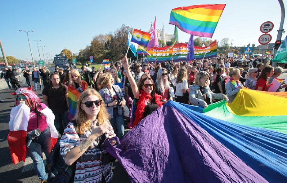 Lublin: Marsz Równości idzie otoczony kordonem policji