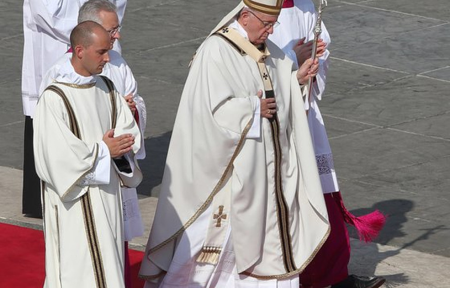 Papież odprawiał Mszę kanonizacyjną w szatach liturgicznych Pawła VI