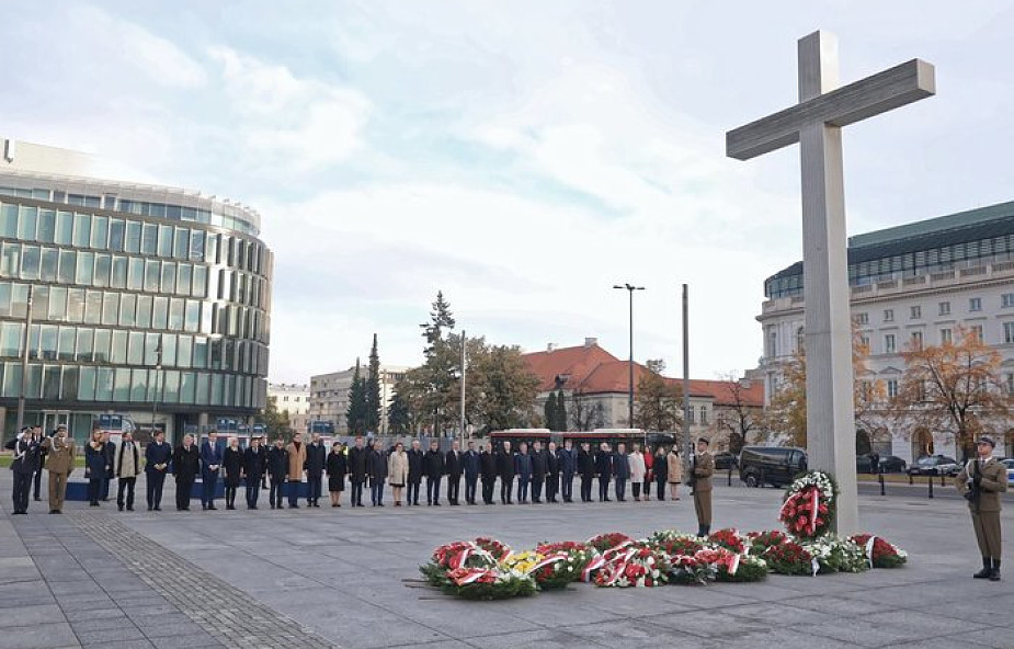 Premier oraz ministrowie złożyli kwiaty pod Krzyżem Papieskim na Placu Piłsudskiego