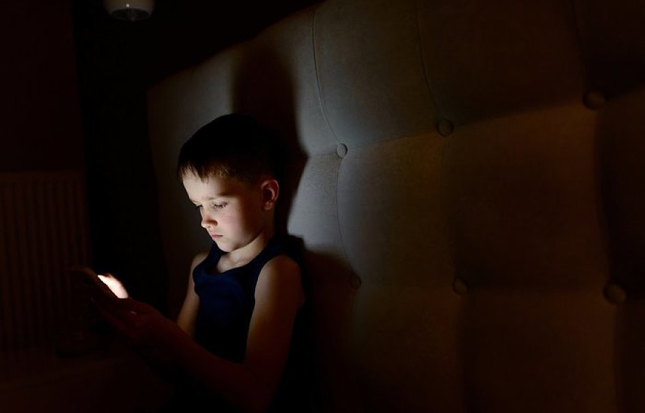 CBOS: Polacy obawiają się bardziej niż wcześniej internetowych zagrożeń dla dzieci