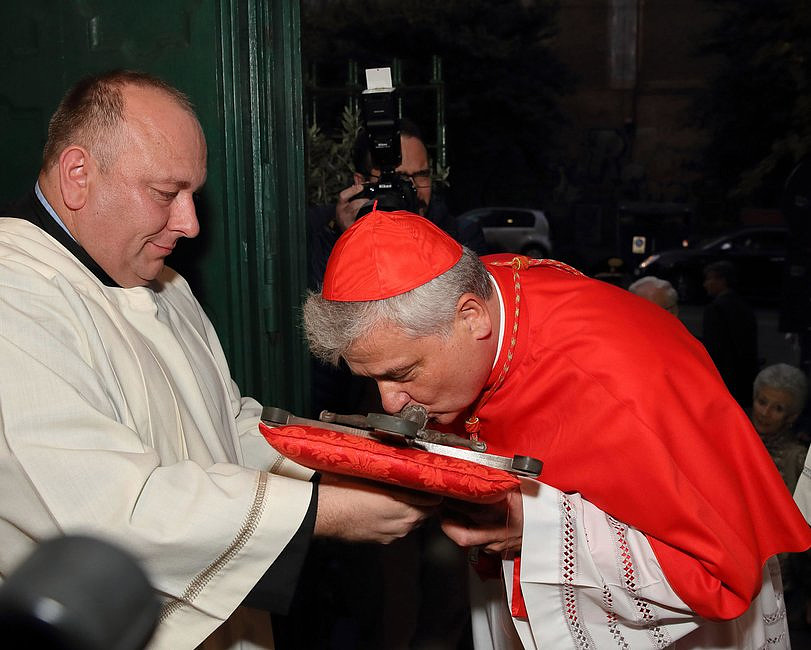 Kardynał Krajewski odprawił mszę dla bezdomnych i zjadł z nimi kolację - zdjęcie w treści artykułu nr 2