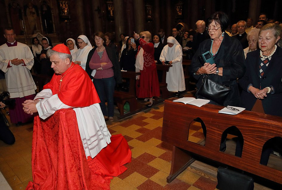 Kardynał Krajewski odprawił mszę dla bezdomnych i zjadł z nimi kolację - zdjęcie w treści artykułu nr 1