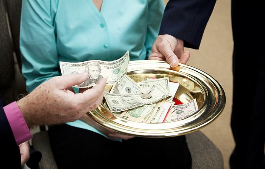 Ile tak naprawdę zarabiają księża?