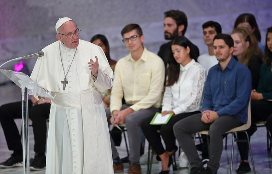 Młodzi mają dziś wiele problemów i pytań. Co odpowie papież na te 9 trudnych pytań, które zadali?