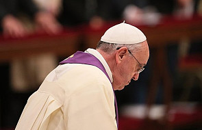 Papież Franciszek przewrócił się po wyjściu z sali synodu. Rzecznik: czuje się dobrze