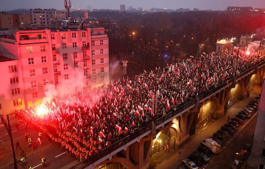 Tysiące biało-czerwonych flag na marszu "Dla Ciebie Polsko"