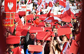 "Niepodległa do hymnu!": w południe Polacy odśpiewali hymn na 100-lecie odzyskania niepodległości