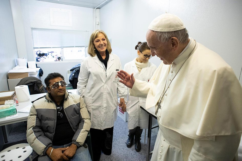 Papież odwiedził przychodnię dla ubogich na placu św. Piotra - zdjęcie w treści artykułu nr 1