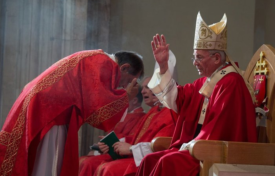 Żonaty diakon «proboszczem» w kościele katolickim? Mieszka wraz z żoną i dziećmi na plebanii