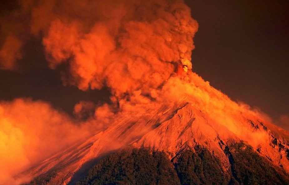 Gwatemala: ewakuacja ok. 4 tys. mieszkańców po erupcji wulkanu Fuego. Wydawał "stałe dźwięki podobne do jadącej lokomotywy"