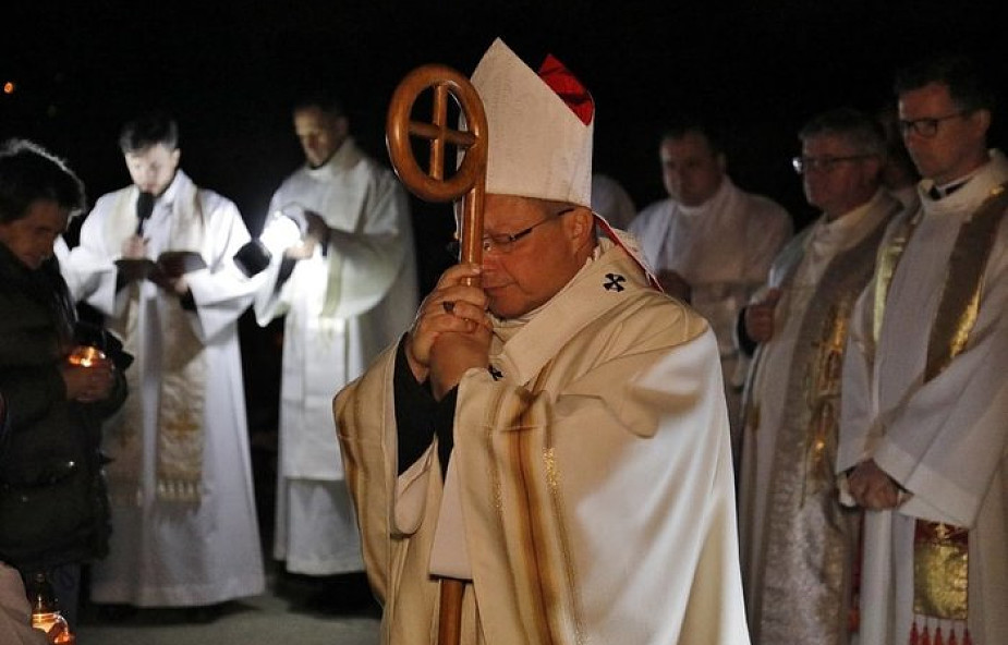 Łódź: abp Ryś modlił się na cmentarzu za ludzi zmarłych w samotności i bezdomnych
