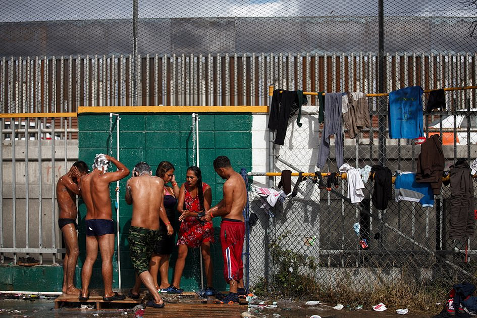 Karawana migrantów na granicy Meksyku i USA. Burmistrz Tijuany ogłasza 
