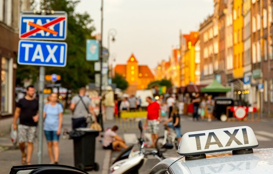 Protest taksówkarzy w Warszawie. Chcą zwrócić uwagę na brak przepisów regulujących zasady przewozu osób