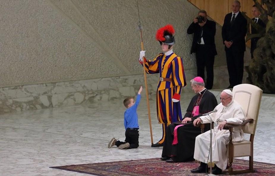 Na audiencji podbiegł do Franciszka mały chłopiec. Papież natychmiast zareagował