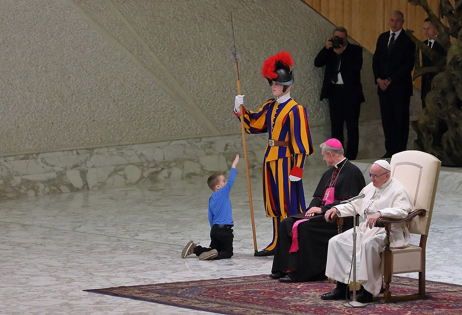 Na audiencji podbiegł do Franciszka mały chłopiec. Papież natychmiast zareagował - zdjęcie w treści artykułu nr 1