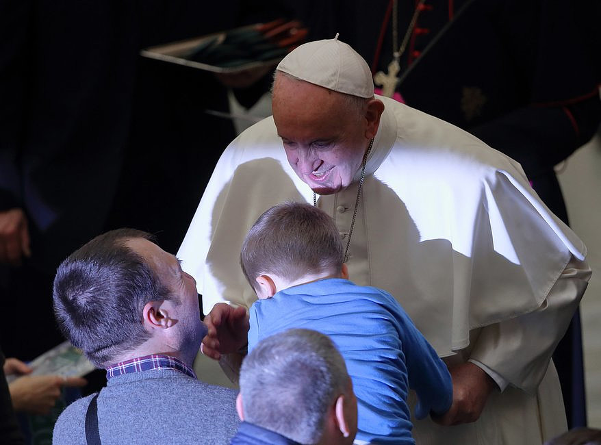 Na audiencji podbiegł do Franciszka mały chłopiec. Papież natychmiast zareagował - zdjęcie w treści artykułu nr 5