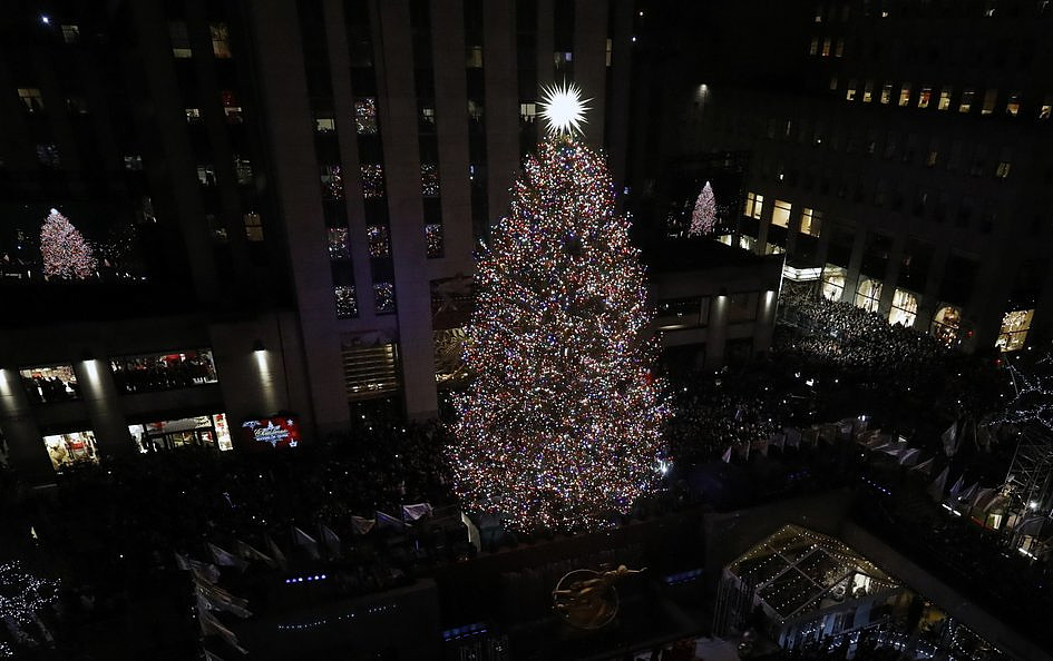 USA: choinka w Rockefeller Center rozbłysła 50 tys. świateł. Gwiazda na szczycie ma średnicę ok. 3 metrów i waży ponad 400 kg - zdjęcie w treści artykułu