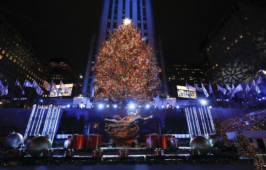 USA: choinka w Rockefeller Center rozbłysła 50 tys. świateł. Gwiazda na szczycie ma średnicę ok. 3 metrów i waży ponad 400 kg