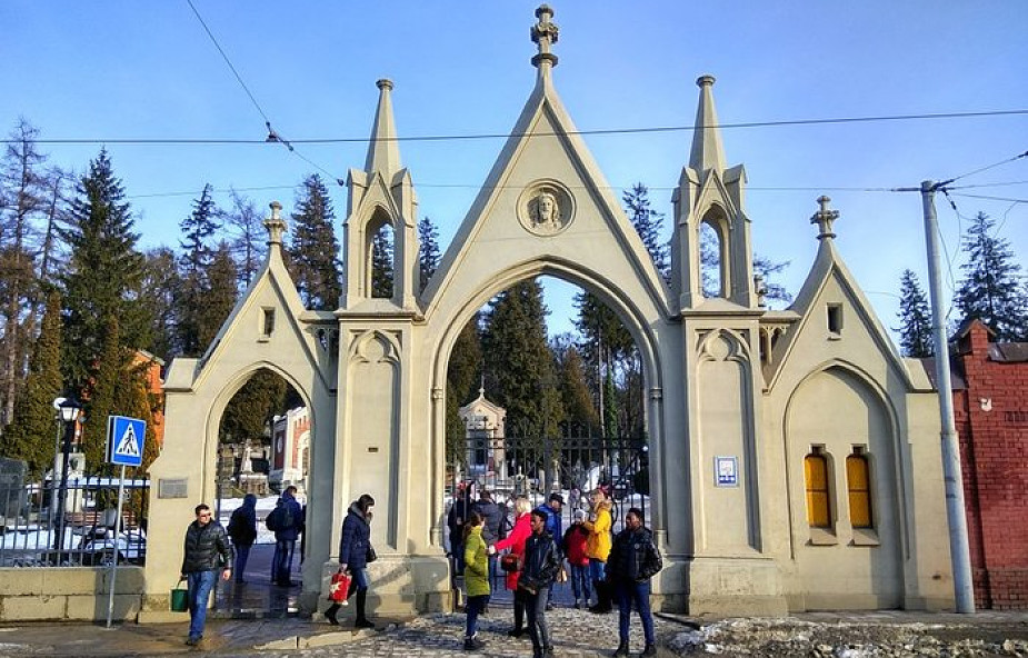 Modlitwy lwowian na cmentarzach Łyczakowskim i Janowskim. Zapalono prawie 40 tys. biało-czerwonych zniczy