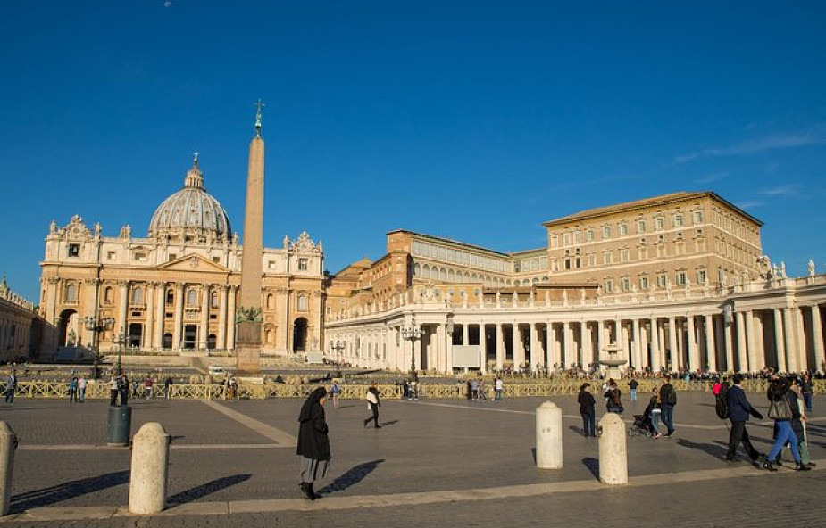 Watykan: duże zainteresowanie wyjątkową szopką powstającą na placu świętego Piotra. W nocy terenu pilnuje policja