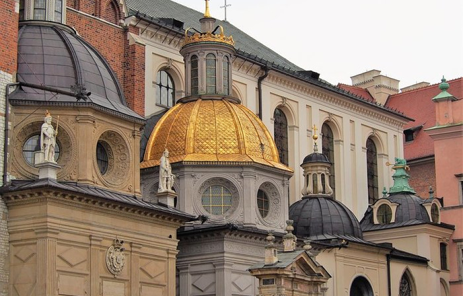 Kraków: do katedry wawelskiej powróciło pięć odnowionych sarkofagów