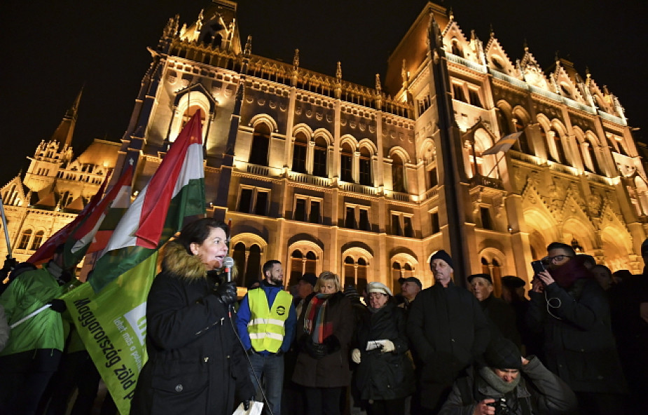 Węgry: Z budynku telewizji siłą wyprowadzono dwoje opozycyjnych polityków