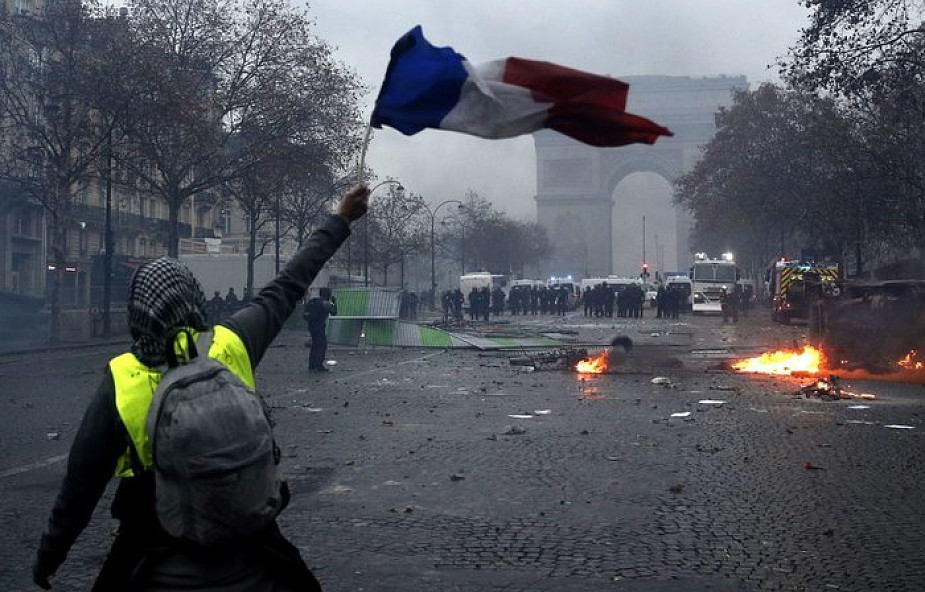 Francja: rząd rozważa wprowadzenie stanu wyjątkowego