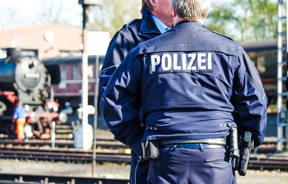 Niemcy: samochód wjechał w przystanek autobusowy, jedna osoba nie żyje