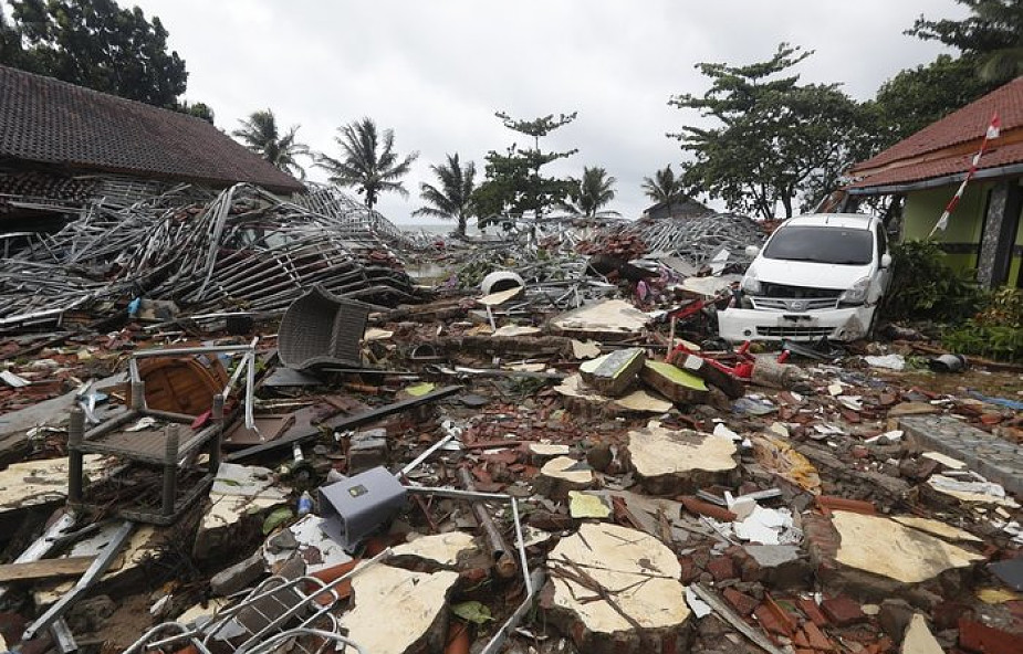 Indonezja: liczba ofiar śmiertelnych tsunami przekroczyła 280. 12 tys. straciło dach nad głową