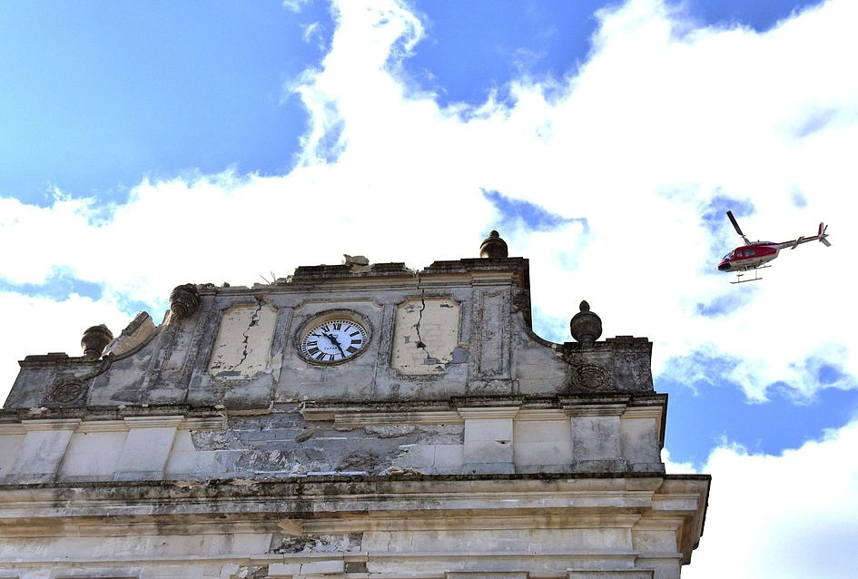 Trzęsienie ziemi na Sycylii częściowo uszkodziło kościół i pomnik świętego patrona przeciw wulkanom - zdjęcie w treści artykułu