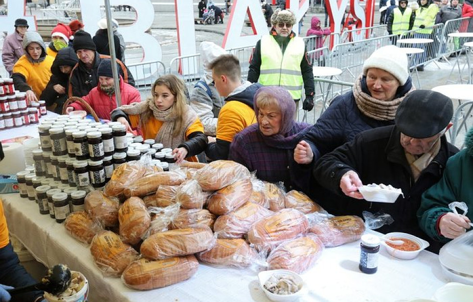 Akcja "Podziel się Posiłkiem z Bezdomnymi". Wolontariusze przyjeżdżają i odbierają jedzenie w całej Polsce
