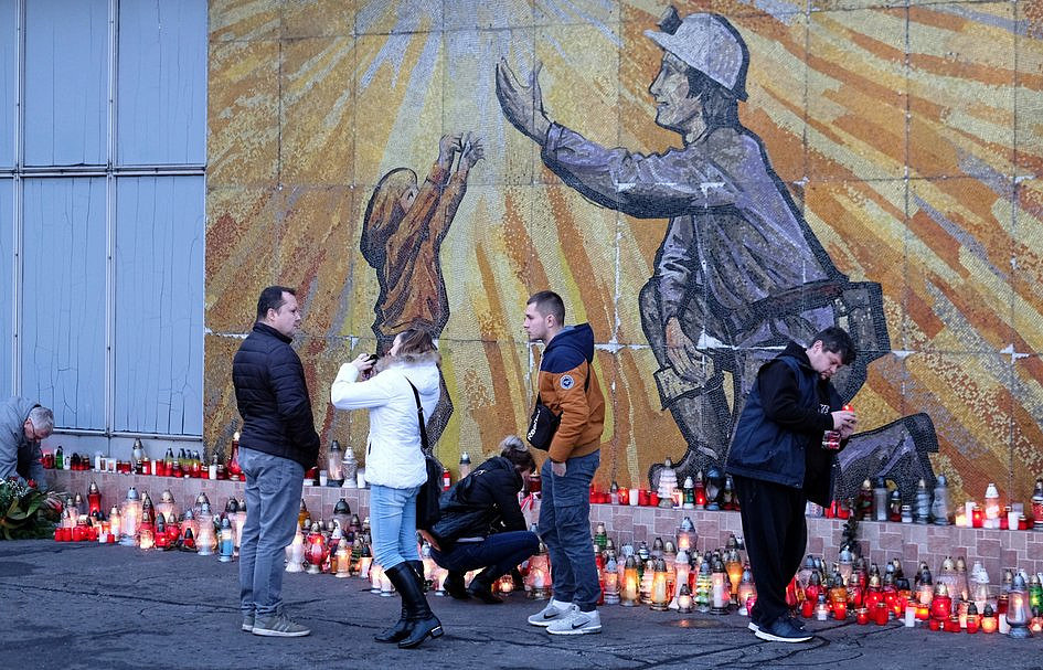 Polacy i Czesi oddają hołd ofiarom tragedii w kopalni w Karwinie. Płoną setki zniczy - zdjęcie w treści artykułu